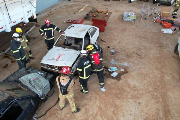 Batalhão de Bombeiros de Patos de Minas realiza treinamento de salvamento veicular em Patrocínio