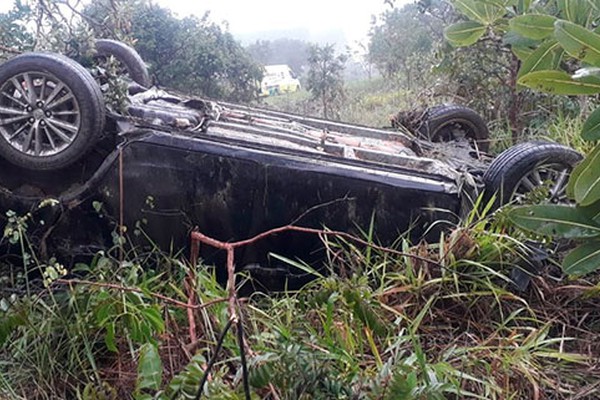 Veículo com o Prefeito de Lagoa Grande e mais 3 pessoas capota na BR040, em São Gonçalo do Abaeté