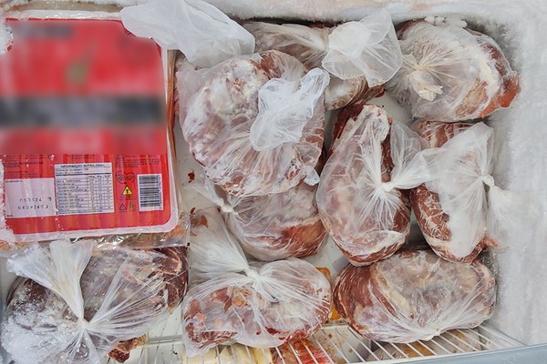Procon apreende 270 kg de carne imprópria para o consumo e interdita açougues em Araguari