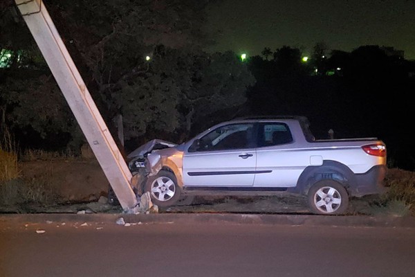 Veículo desgovernado quebra poste de iluminação pública no bairro Campos Elísios