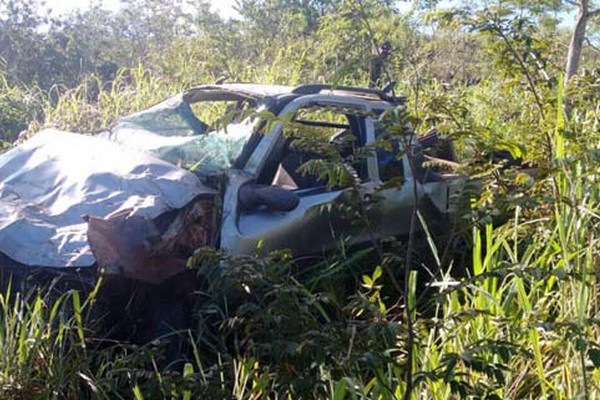 Veículo produto de crime capota com suspeitos de assalto na BR365 e dois morrem