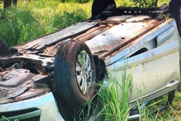 Carro para com as rodas para o alto após ultrapassagem a caminhão na MG230