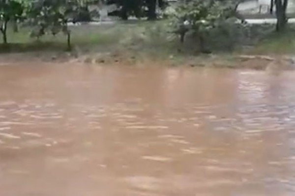 Temporal volta a alagar Avenida JK em Patos de Minas; institutos preveem trégua na chuva 