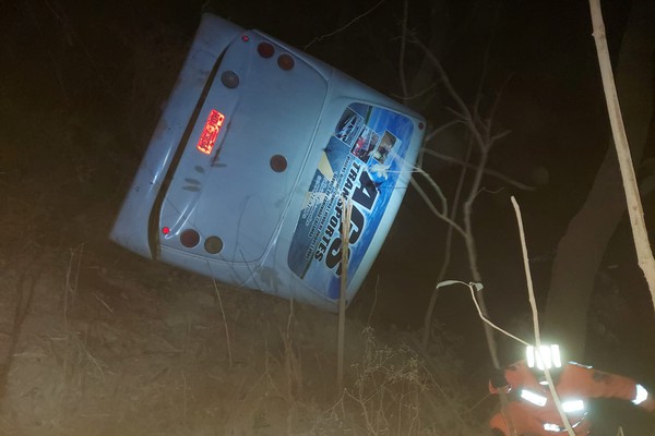 Ônibus com 50 passageiros capota em Matutina, tira a vida de mulher de 25 anos e deixa muitos feridos