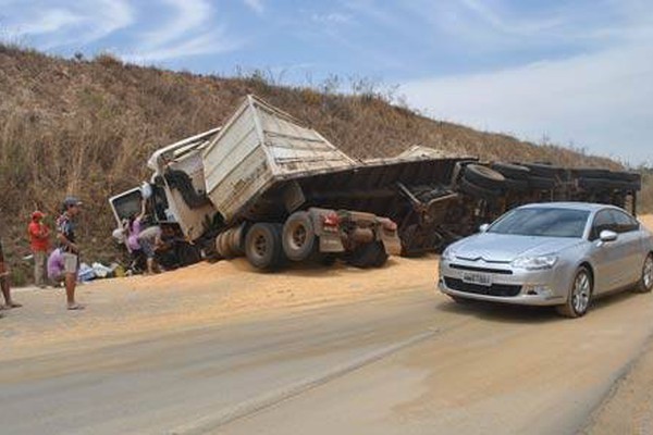 Bitrem com 50 toneladas de milho tomba na BR 365 e interdita rodovia