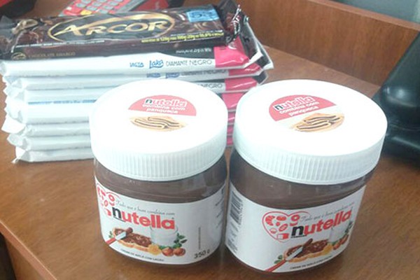 Garotos são flagrados saindo de hipermercado com barras de chocolate e nutella dentro da roupa