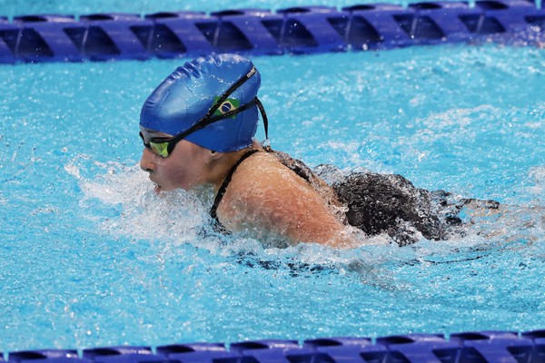 Esthefany Rodrigues faz melhor tempo da vida e fecha 50m borboleta como 7ª do mundo