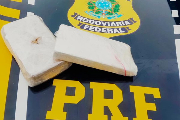 Jovem de 18 anos é preso pela PRF com tabletes de cocaína em ônibus interestadual