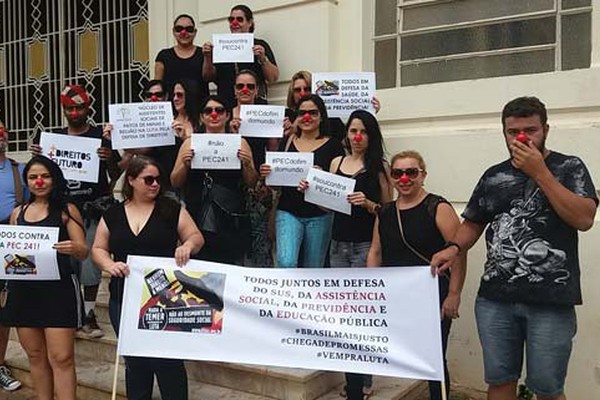 Núcleo de Assistência Social protesta contra a PEC do Governo que limita gastos públicos