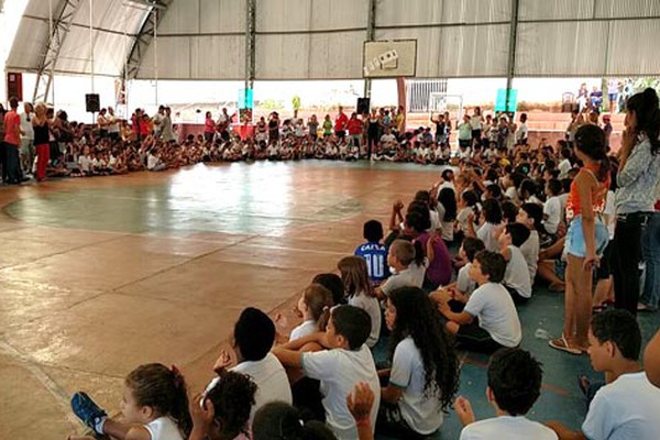 Loja Maçônica Renovação e Sabedoria entrega brinquedos para crianças carentes