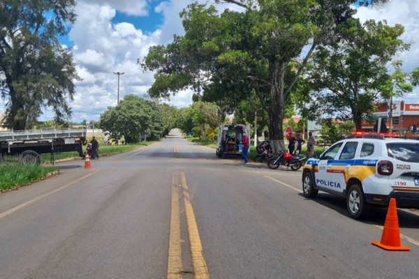 Caminhão tenta fazer retorno na avenida JK e deixa condutor inabilitado ferido