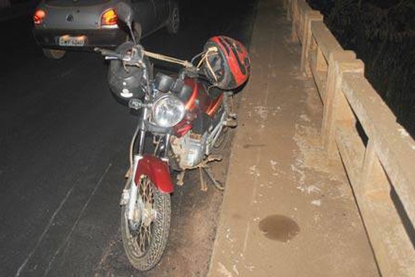 Motociclista e passageira caem de ponte entre Patos de Minas e Lagoa Formosa