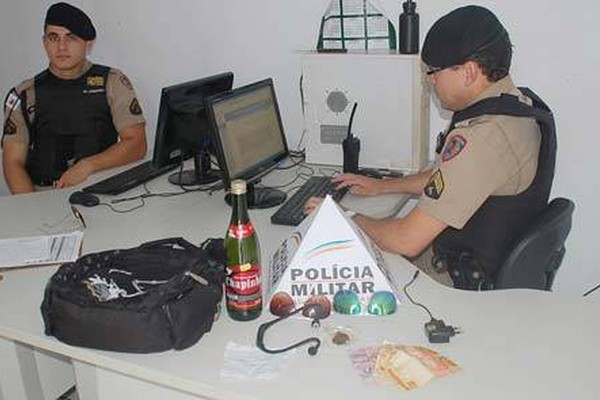 Garoto é flagrado pela PM com maconha e dinheiro e diz que achou a droga