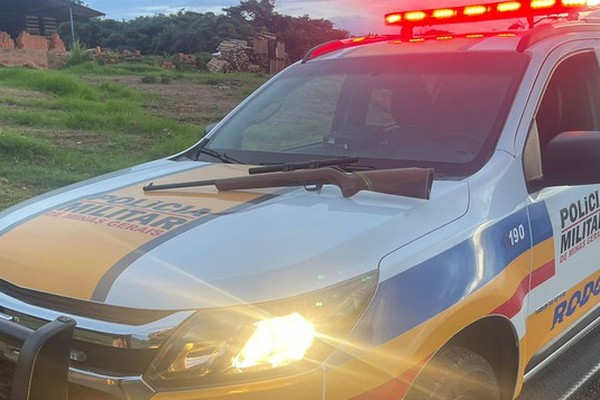 Idoso é flagrado com rifle escondido no carro e caba preso em Patrocínio