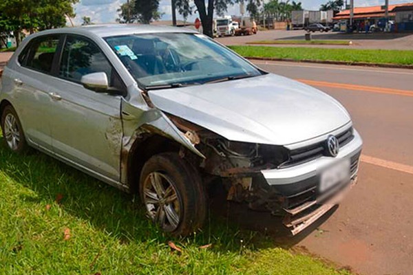 Padre cochila ao volante, bate em árvore, mas sai ileso em Patos de Minas