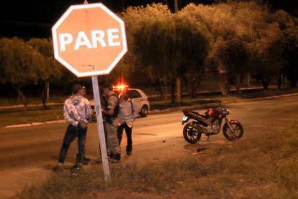 Motociclista inabilitado avança parada obrigatória e provoca acidente na avenida JK