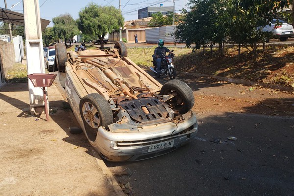 Motorista capota veículo na avenida Patrício Filho e acaba preso por dirigir embriagado