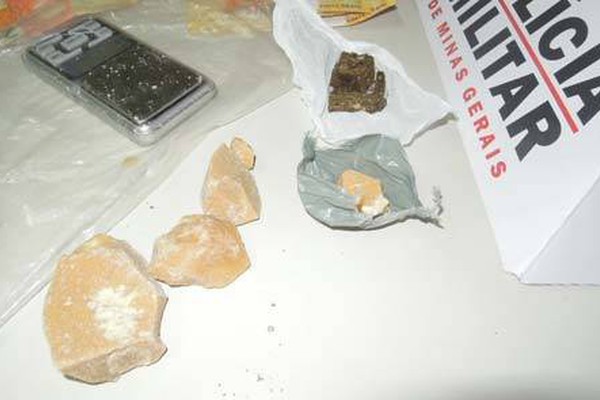 Rapazes são flagrados pela PM no momento em que comercializavam drogas