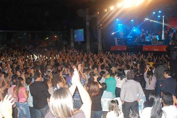 Skank canta seus maiores sucessos com orquestra e levanta público no Paiolão