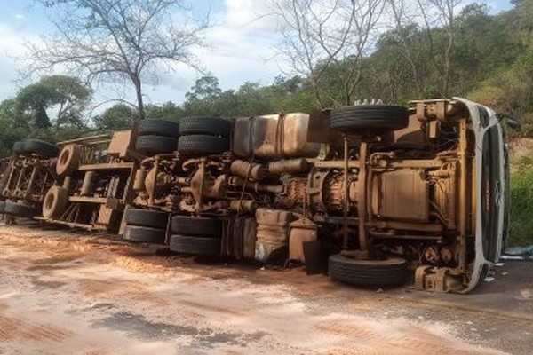 Motorista de caminhão carregado com leite perde controle e tomba na MG 188 em Coromandel