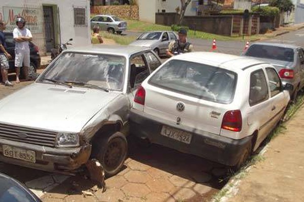 Motorista com sintomas de embriaguez bate em 4 veículos e acaba preso