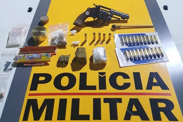 Jovem é preso com grande quantidade de drogas, materiais ligados ao tráfico e arma de fogo na MGC 354