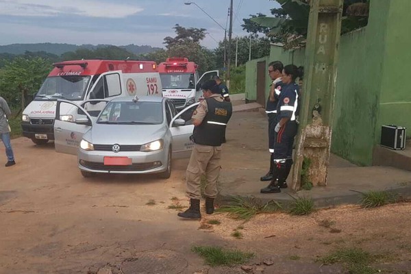 Taxista de 29 anos é morto com vários disparos dentro do táxi em Patos de Minas