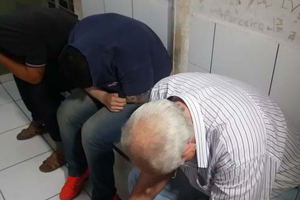 PM encontra droga, anabolizantes e apreende dinheiro e máquinas do jogo do bicho com família
