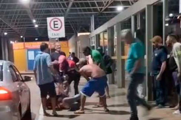 Homem em surto e armado de faca invade lanchonete na rodoviária e é contido por populares