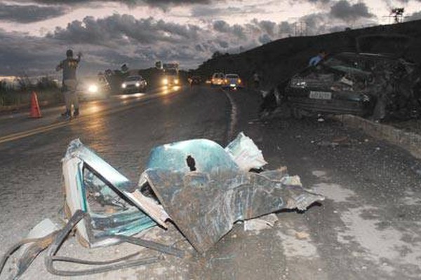 Carreteiro provoca acidente na BR 365 e foge deixando três mortos e dois feridos