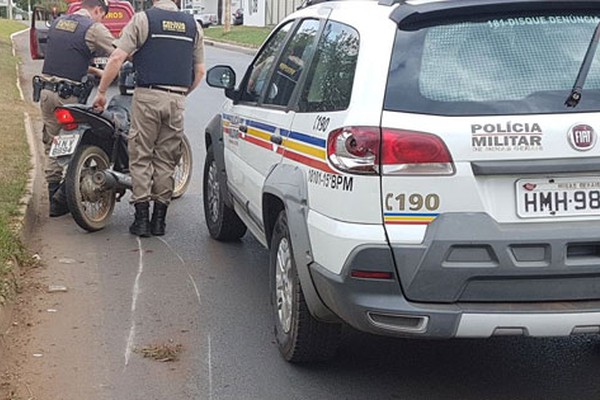 Motociclista de 75 anos fica ferido ao bater na traseira de viatura da PM na Avenida JK