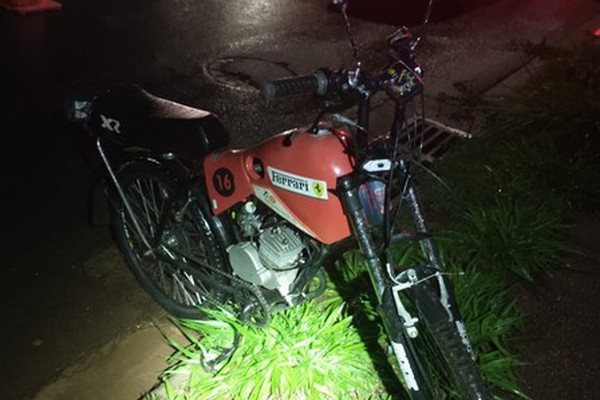 Condutor em moto artesanal bate em viatura parada e acaba preso por embriaguez