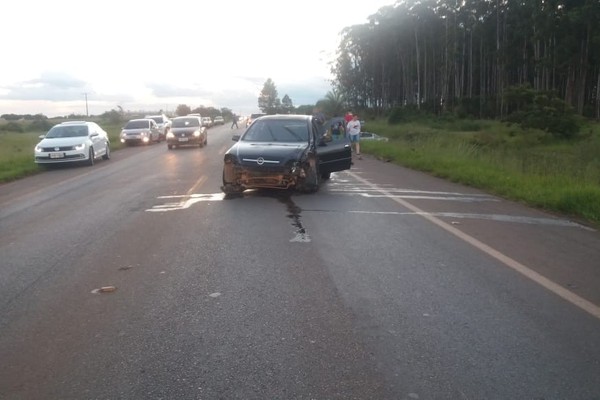 Motorista com sinais de embriaguez bate em caminhonete ao tentar ultrapassagem e 6 ficam feridos na MG 235