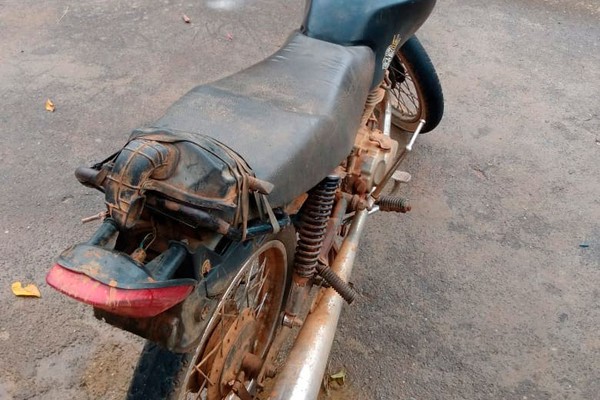 Garoto de 15 anos é flagrado em moto sem placa e diz que a trocou por bicicleta