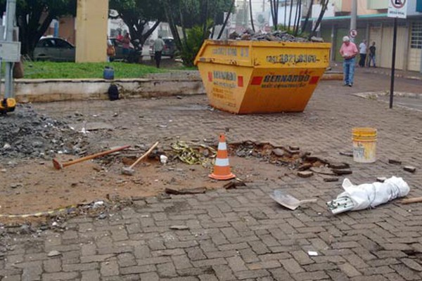 Retirada de estrutura de caixas eletrônicos deixa estragos na Praça Desembargador Frederico