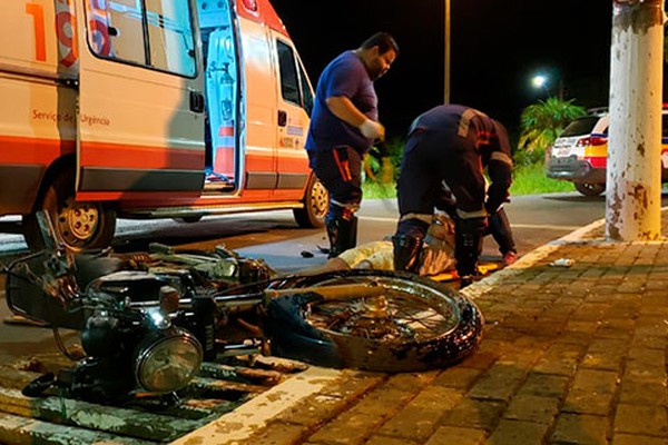 Motociclista foge de abordagem policial e bate violentamente contra poste em frente ao Fórum