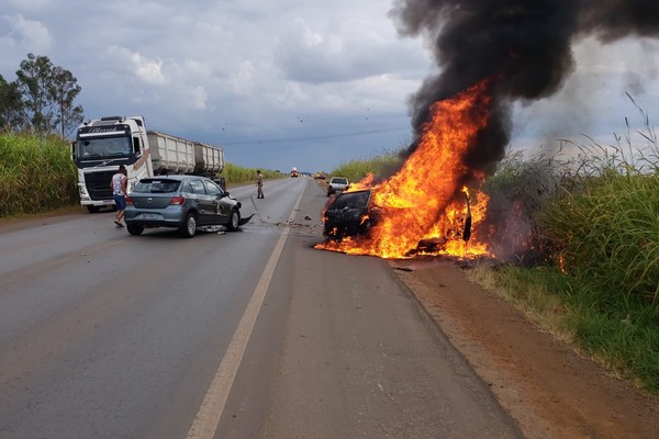 Carro se incendeia após batida na BR354 e motorista sem habilitação fica gravemente ferido