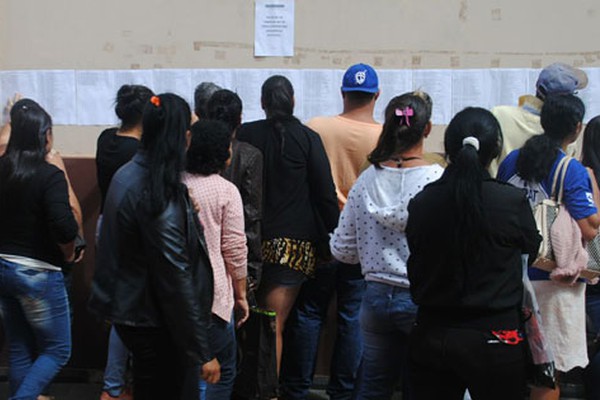 Famílias protestam e cobram transparência na distribuição das casas do Residencial Pizolato