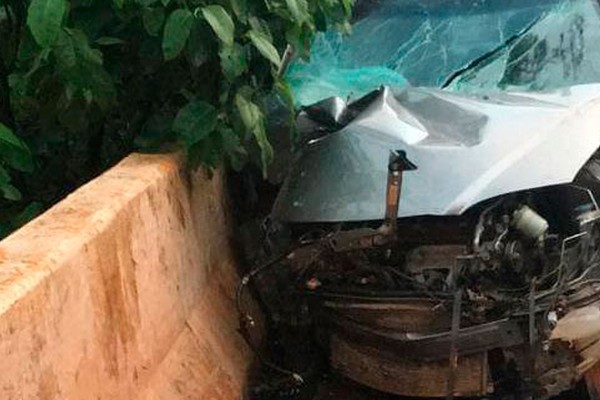 Motorista morre e passageiro fica gravemente ferido após carro bater em mureta de ponte na MGC354