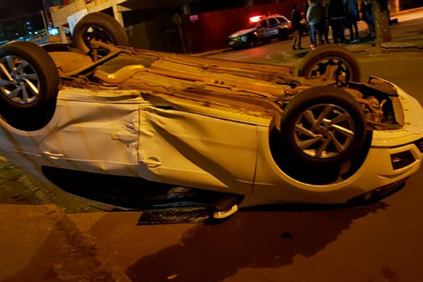 Veículo capota no bairro Lagoa Grande ao ser atingido por motorista que avançou parada