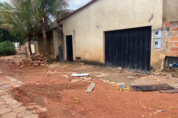 Morador tem casa invadida pela lama e reclama de transtornos causados por obra da Copasa