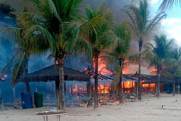 Incêndio de grandes proporções atinge instalações do Hot Park no Rio Quente