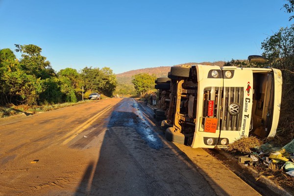 Caminhão carregado com 23 mil litros de óleo diesel tomba na MG 188 e parte do combustível derrama na pista