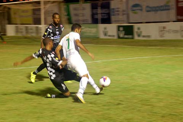 No jogo dos atrasos e das chances perdidas, Mamoré empata em um a um com o Araxá; Veja melhores momentos