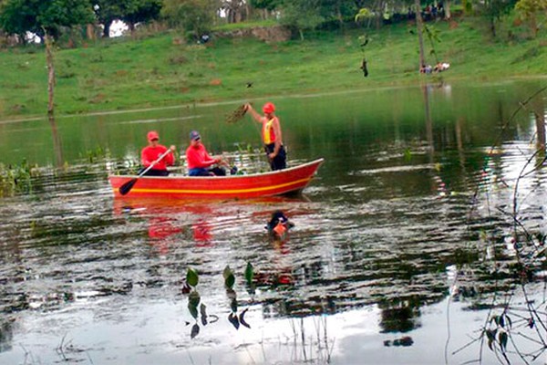 Corpo de jovem que se afogou em represa quando tentava pegar bola é encontrado no Carmo