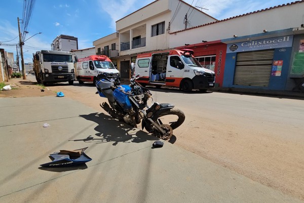 Batida entre duas motos deixa três pessoas feridas na tarde deste sábado em Patos de Minas