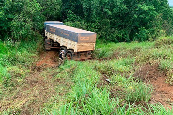 Motorista de bitrem vai parar fora da pista após passar em um buraco na MGC462, em Patrocínio