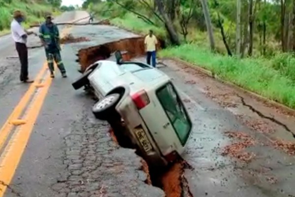 Motorista passa direto em trecho interditado da MGC 354 e para em cratera aberta no asfalto