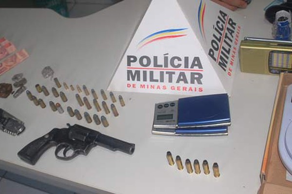 PM vai em busca de assaltantes e prende dupla com arma, droga e diversas munições