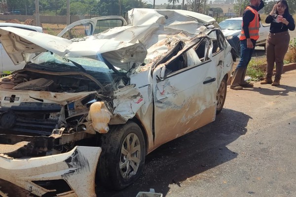 Veículo fica destruído e caminhão para tombado em grave acidente na BR 365 em Patos de Minas